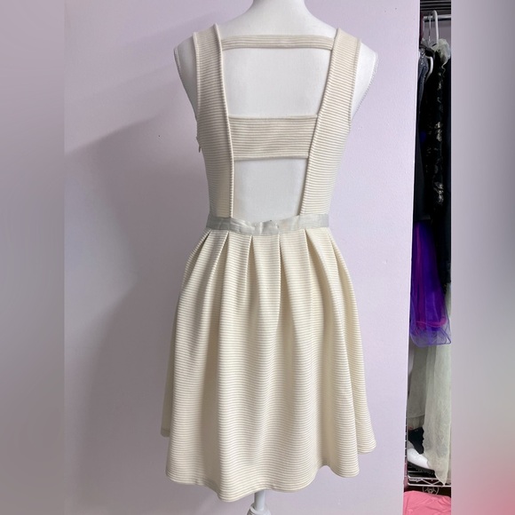 Women’s Ribbed Knit Dress, Size 4, Cream, V-Neck, AEO - Picture 3 of 3